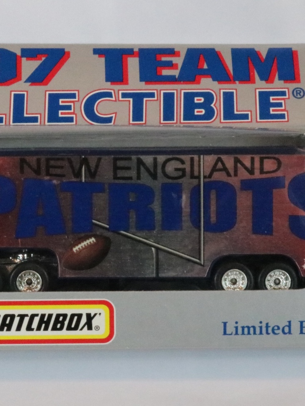 NIB - Vintage Matchbox NFL Team 1997 New England Patriots Semi Truck White Rose
